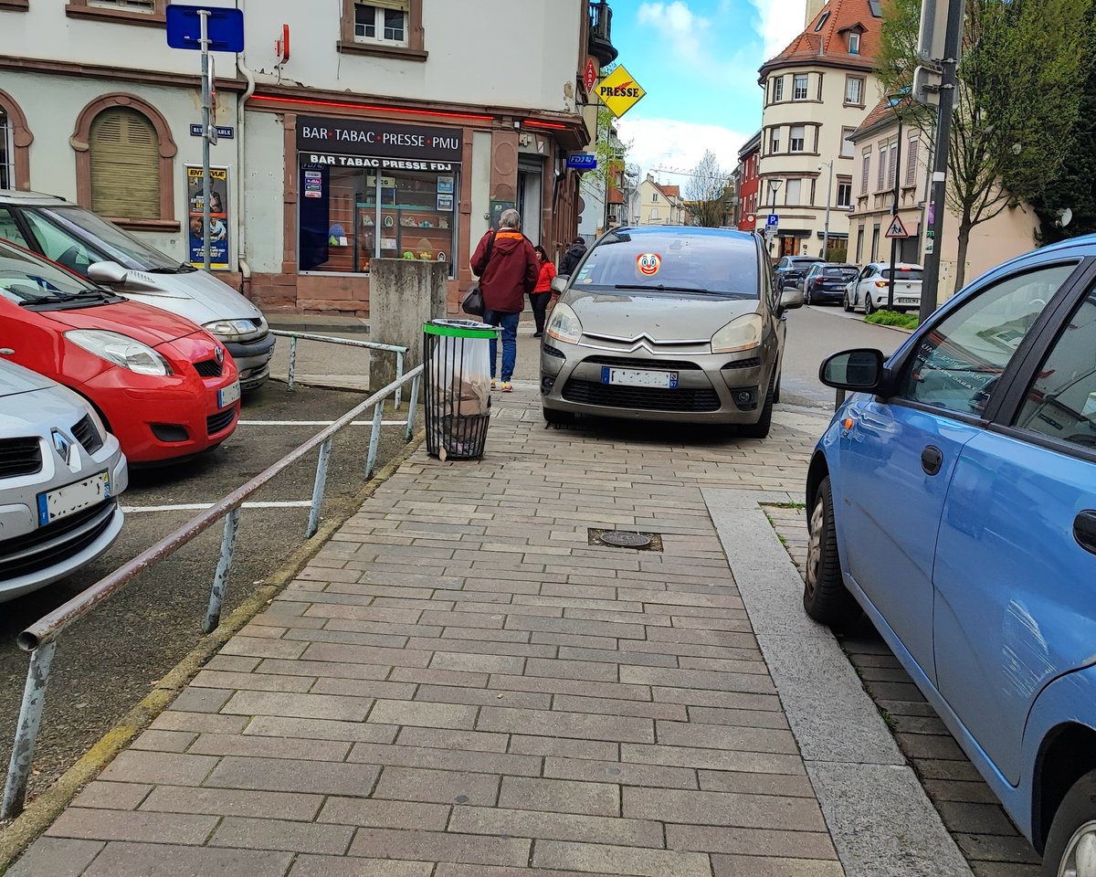 «J’agis pour la sécurité des piétons en empêchant les cyclistes de circuler sur le trottoir»

📍Route de Mittelhausbergen

R417-11 Stationnement très gênant, amende de 4ème classe, 135€

#GCUM #Cronenbourg #Strasbourg #ImpunitéAutomobile