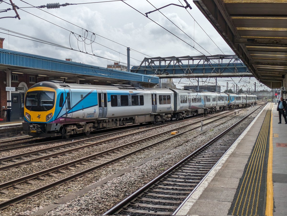 185126 and 185106 depart Doncaster with a @TPExpressTrains service to Liverpool Lime Street.

#transpennineexpress #class185 #siemens #desiro #doncaster