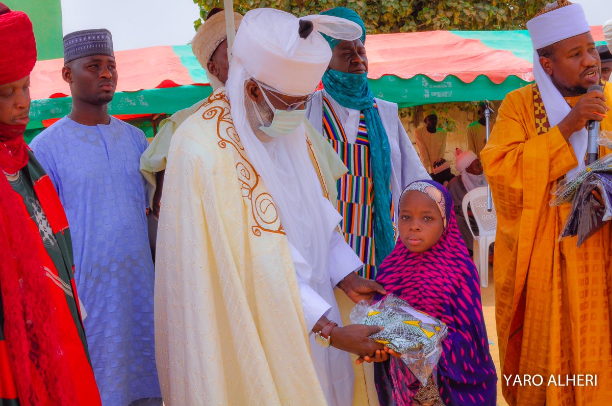 Mai Martaba sarkin Hadejia Alh. Dr. Adamu Abubakar Maje CON ya halarci taron tallafawa marayu guda 800 da dinkin Sallah a cikin garin Hadejia. Muna Addua yadda aka farantawa wadannan marayu Allah ya faranta mana duniya da lahira, Allah ya taimaki sarki ya kara masa tausayi.