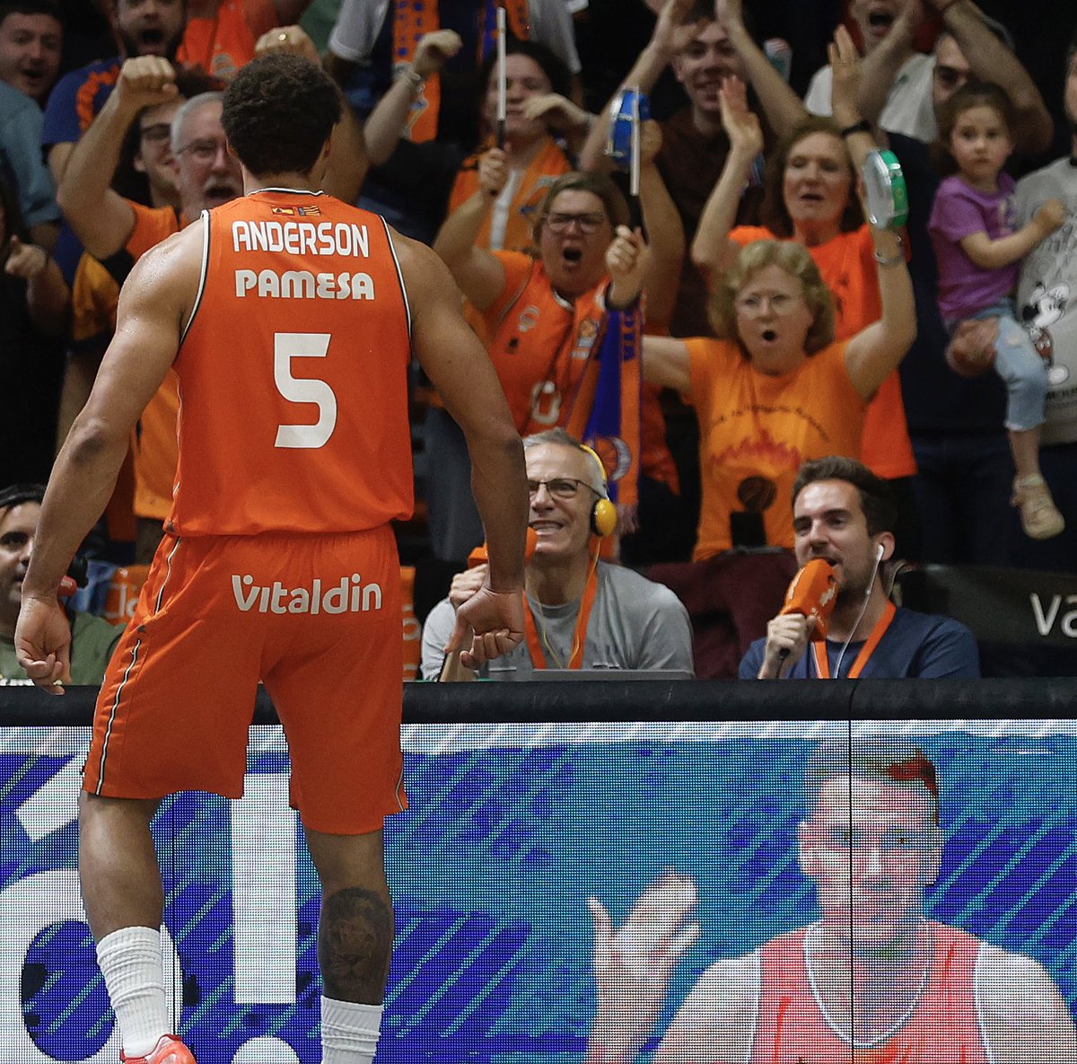 Cuando tienes la acción justo delante 🎙️🔥🔥🏀🍊 📸🔝 @miguelangelpo67