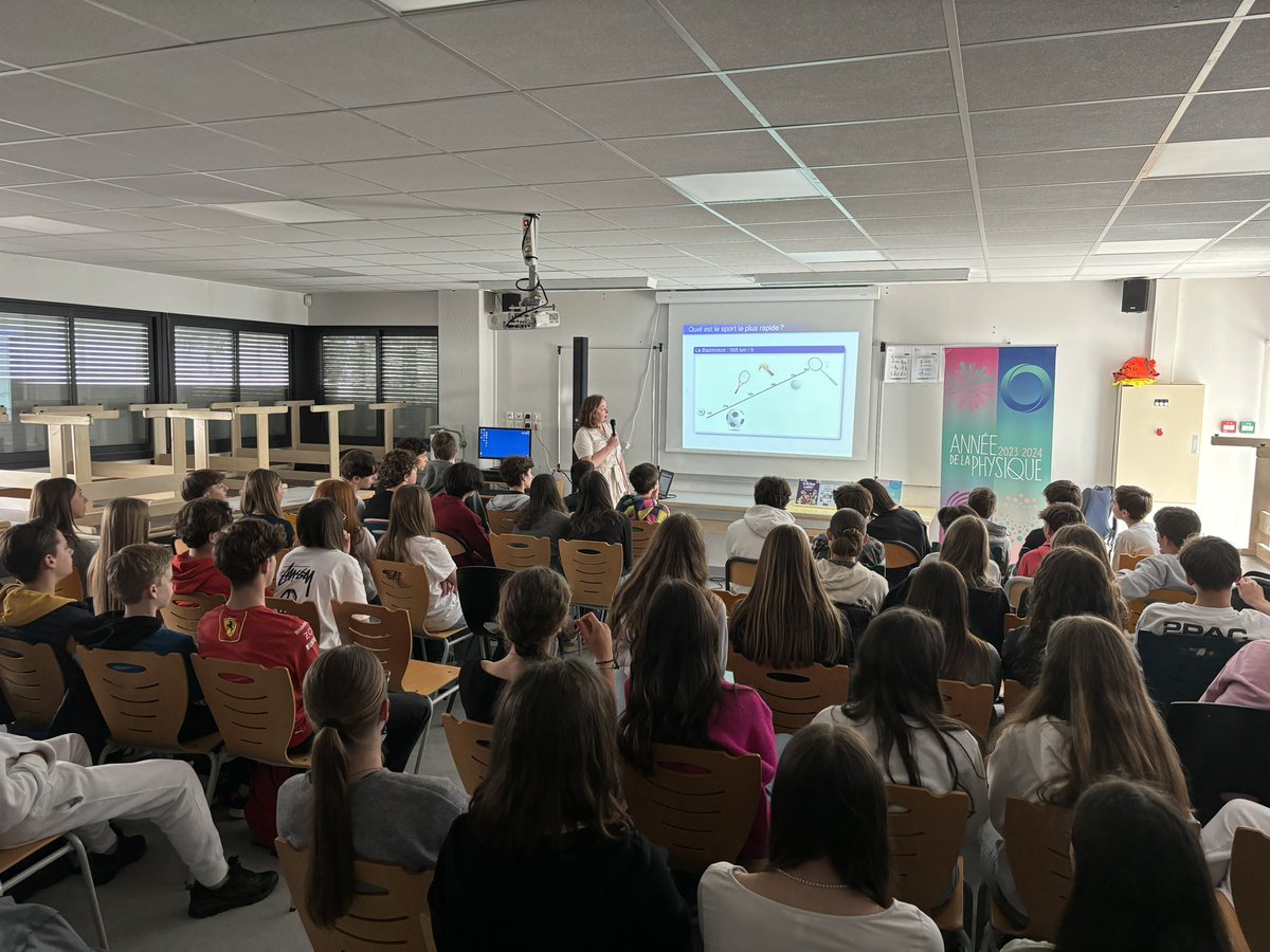 #AnnéePhysique
Pourquoi est-on penché dans les virages? Intervention de Mme Amandine Aftalion directrice de recherche au CNRS devant les élèves de 3eme du collège Niki de Saint Phalle dans le cadre de l’année de la physique.