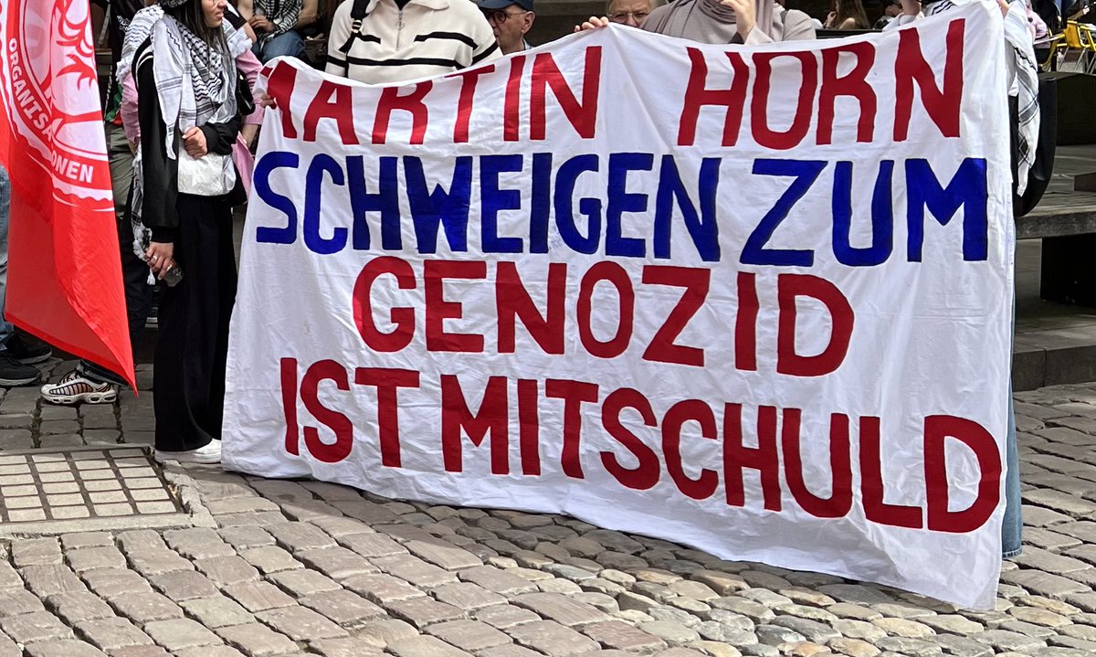 sbamueller's tweet image. Neben dem #Klimacamp findet eine Kundgebung von #PalästinaSpricht statt und beschuldigt Israel einen Genozid an den Palästinensern. 

Unter anderem: „From Ukraine to Palestine occupation is crime“, aber auch „Israelische Mordmaschiene“ und „zionistische Ideologie“