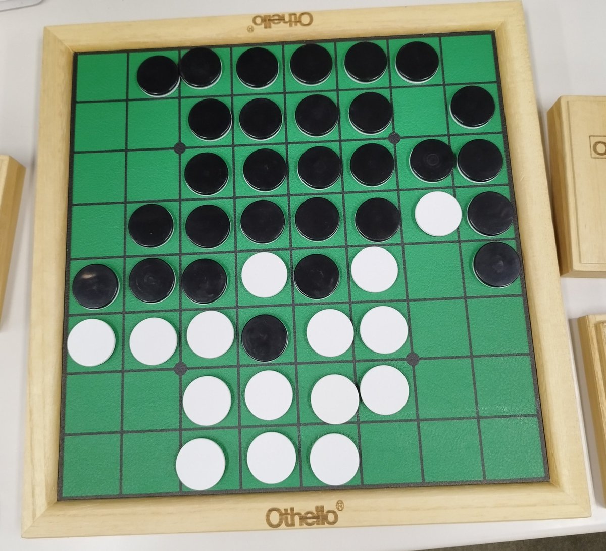 handaiothello's tweet photo. 本日の活動では、なんと！二名の方が体験に来て下さりました！(⁠^⁠^⁠)
じっくり考えて対局されていて、とても嬉しかったです！写真は二人の対局から。黒番、とても考察しがいのある盤面です。
代表の第一感は次善手でした。最善を自信を持って打てるようになりたいものです>⁠.⁠< https://t.co/jDDxogoJbm