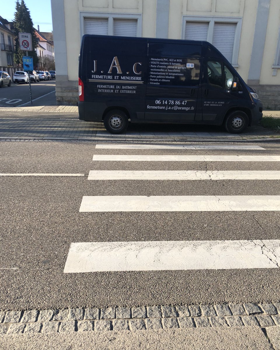 «Ah ces jolies bandes blanches ne sont pas des guides pour me garer bien parallèle à elles ?»

📍Rue de Dettwiller

R417-11 Stationnement très gênant, amende de 4ème classe, 135€

#GCUM #Cronenbourg #Strasbourg #ImpunitéAutomobile
