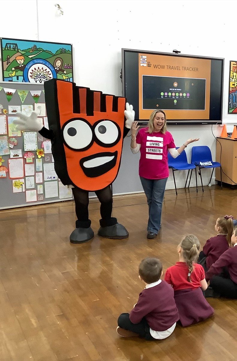 It's a brand new school term and pupils in Wales are feeling the benefits of active travel thanks to support from @WGTransport Here's Deryn with Living Streets' mascot, Strider, @GnollPrimary Find out more about our #WalkToSchool programmes here: livingstreets.org.uk/about-us/livin…