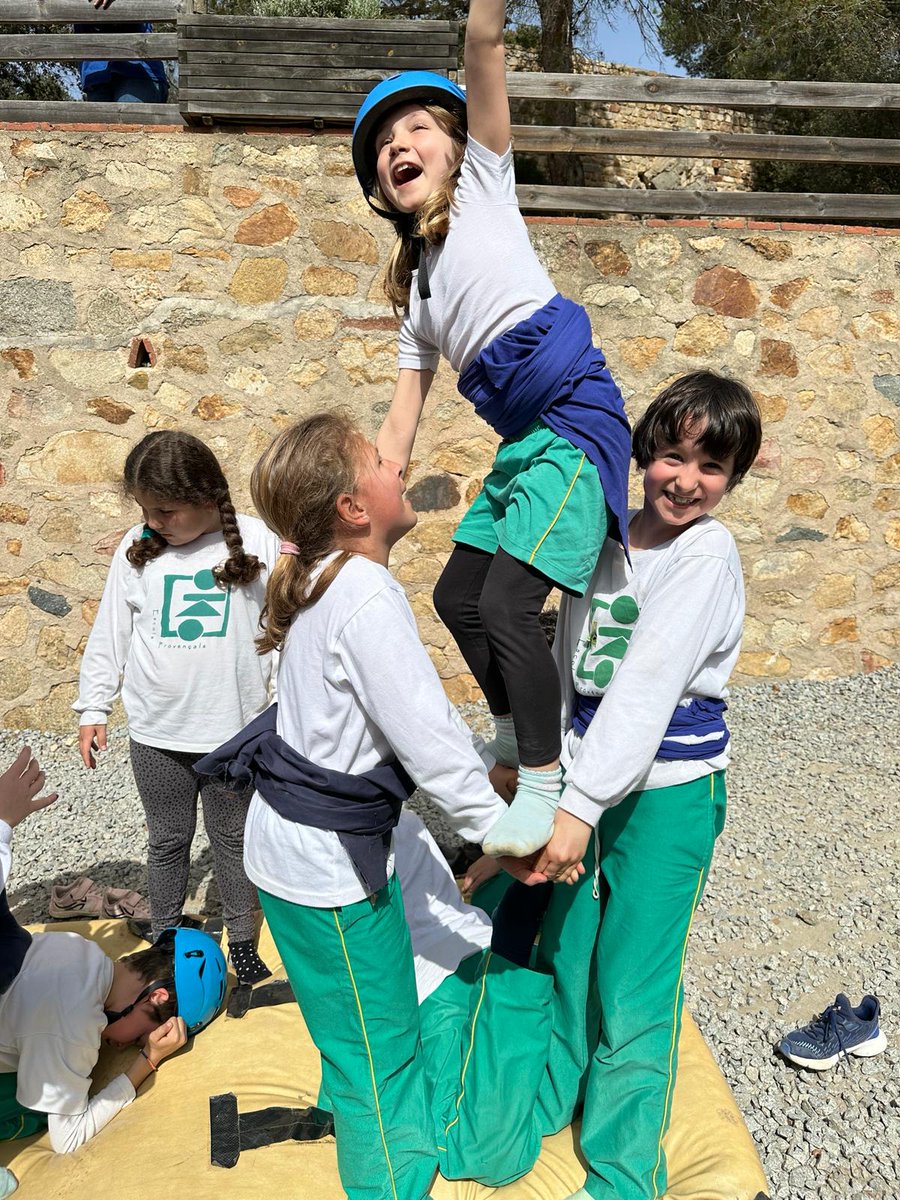 Avui l'alumnat de Cicle Inicial hem visitat Castell Vell per fer activitats relacionades amb la cultura popular catalana