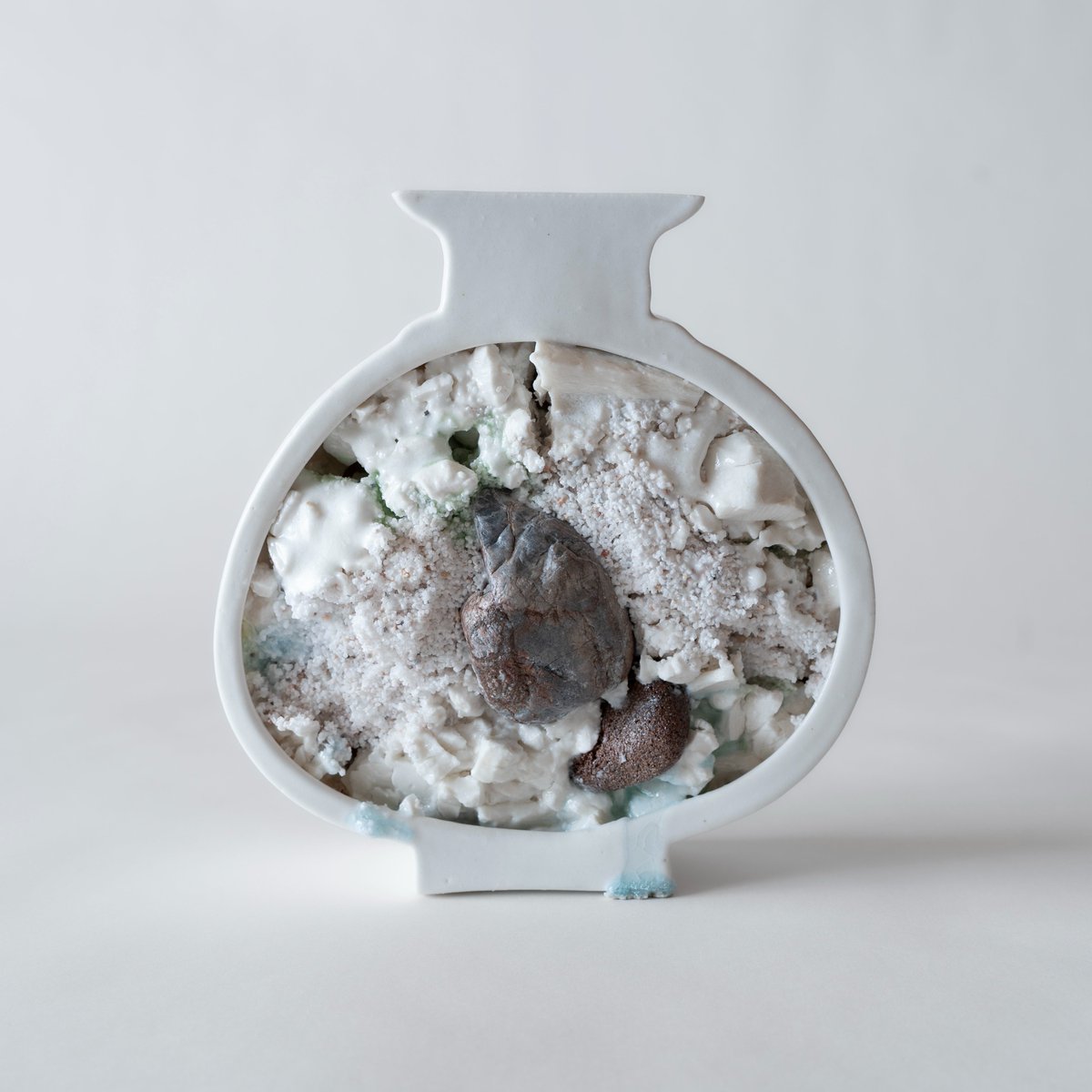 ayaka_morikawa_'s tweet photo. bowing pot
2023
160×140×60(㎜)
磁土 陶土 釉薬 ガラス 石
#ceramics #art #melt
#ceramicdesign #ceramicart
#slipcasting #porcelain #stone
#壺 #石 https://t.co/IaJHfgli9J