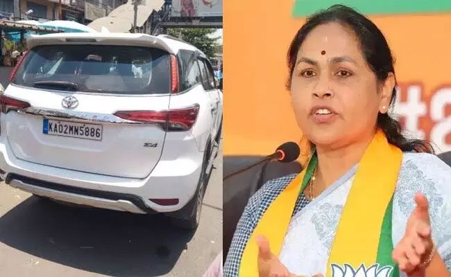 Biker dies after collision with BJP MP @ShobhaBJP’s car in Bengaluru. Victim was traveling behind Karandlaje's car when she parked her Fortuner near a temple. As Karandlaje opened car door, he coming from behind on 2W collided with door and fell down And bus behind ran over him