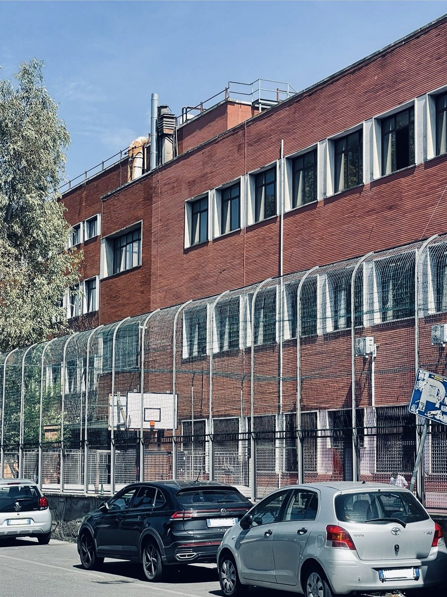 Ci sarebbe da chiedersi perché, sul piano della corrispondenza delle forme, spesso le scuole italiane assomigliano alle carceri.