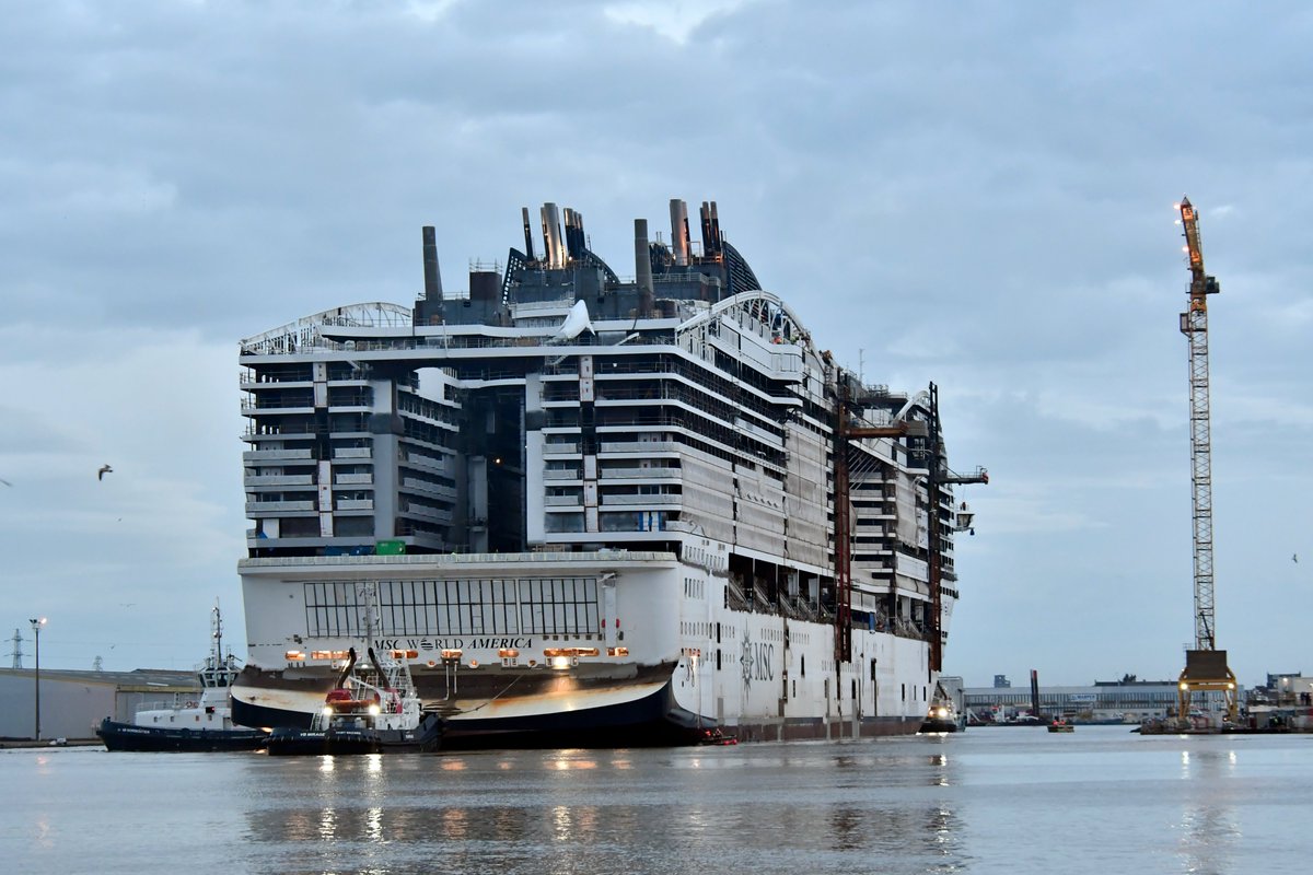 Transfert de la cale Joubert vers le bassin de Penhoët #mscworldamerica #msccruises #msccroisières #chantiersdelatlantique #nantessaintnazaireport #saintnazaire #saintnazairerenversante #saintnazairetourisme #loireatlantique #paysdelalaloire