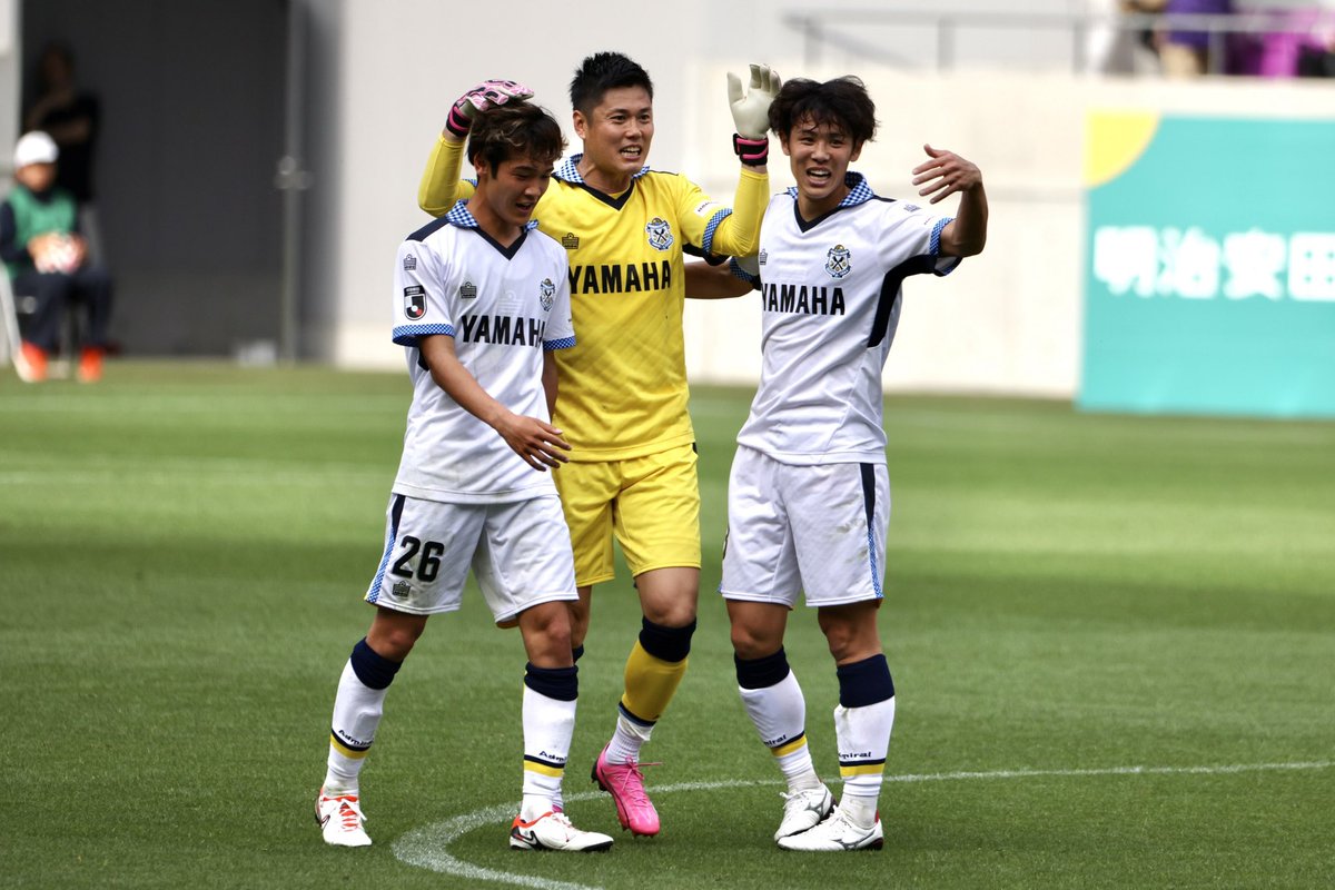 20240407 vs #京都サンガFC 

#森岡陸 #西久保駿介 #川島永嗣 
試合後DFラインの勝利の円陣やりたくて集まれーっする森岡くんとそれを知らない2人

#ジュビロ磐田 #jubilo