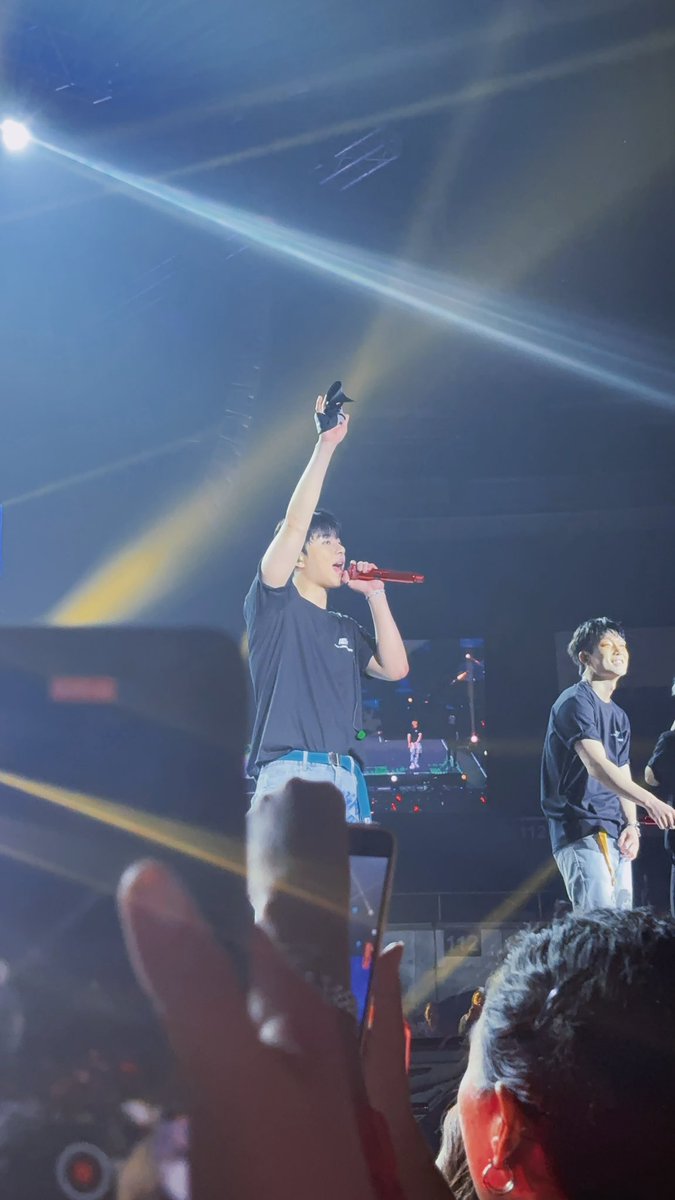 POV: Koo Junhoe as your worship leader sa church 🤣😅

#iKON_LIMITED_TOUR_MNL #iKON #KooJunhoe @tkwpcnfak