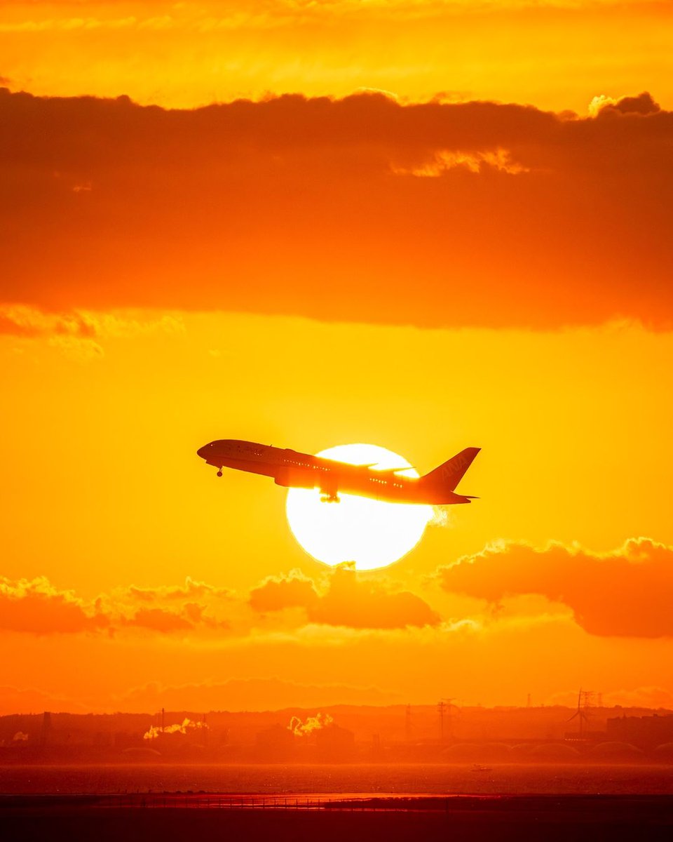 Our planes can’t quite eclipse the sun, but we thank IG user yashishi022 for this stunning photo!​ ​ #totaleclipse #AllNipponAirways #FlyANA