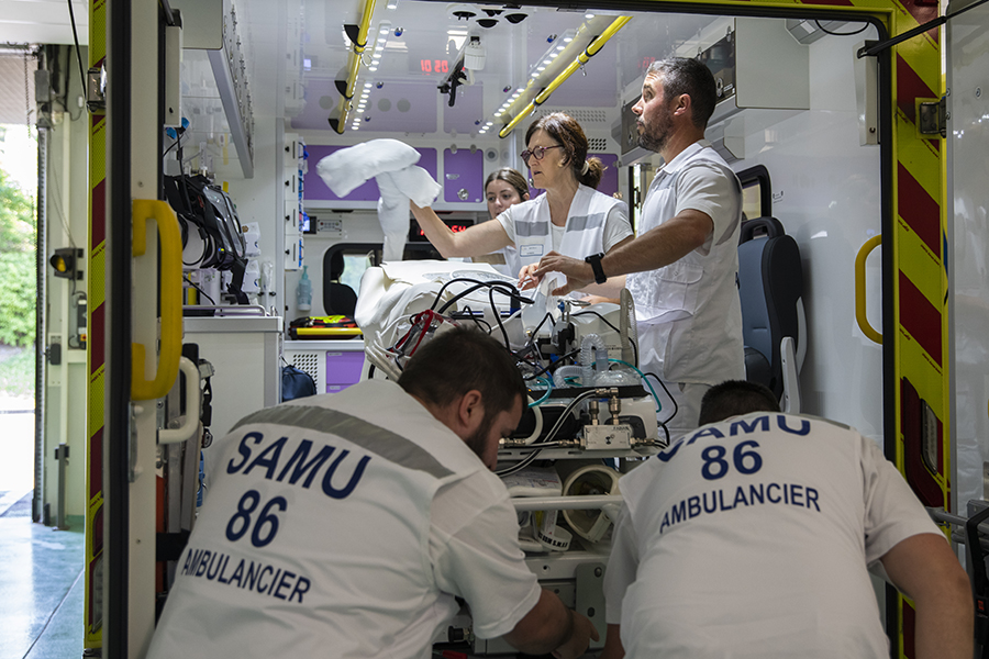 🏥 Je travaille au CHU | Aujourd'hui, c'est la journée nationale des #ambulanciers. A cette occasion, redécouvrez le métier d'ambulancier du #SMUR, maillon essentiel des équipes d'intervention.
➡️Lire l'article : chu-poitiers.fr/ambulanciers-s…