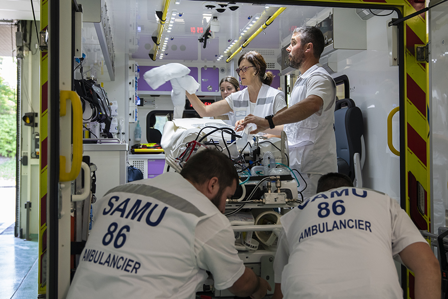 🏥 Je travaille au CHU | Aujourd'hui, c'est la journée nationale des #ambulanciers. A cette occasion, redécouvrez le métier d'ambulancier du #SMUR, maillon essentiel des équipes d'intervention. ➡️Lire l'article : chu-poitiers.fr/ambulanciers-s…