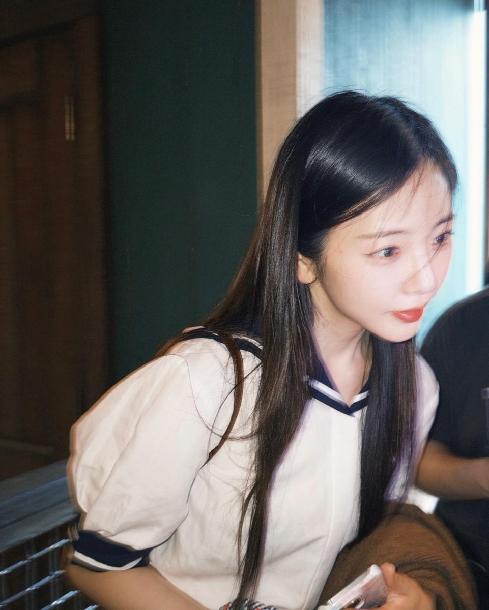 2Moori's tweet photo. 🐥: She's the most popular and the prettiest unnie among the girls we liked back then, but she was so dazzling that I couldn't get close to her. She became my first love, I had a crush on her and was about to end it, but she kept uploading pictures so I couldn't forget her. And this is her, the Kim Minji back then.

Wow, Bora👍🏻😂