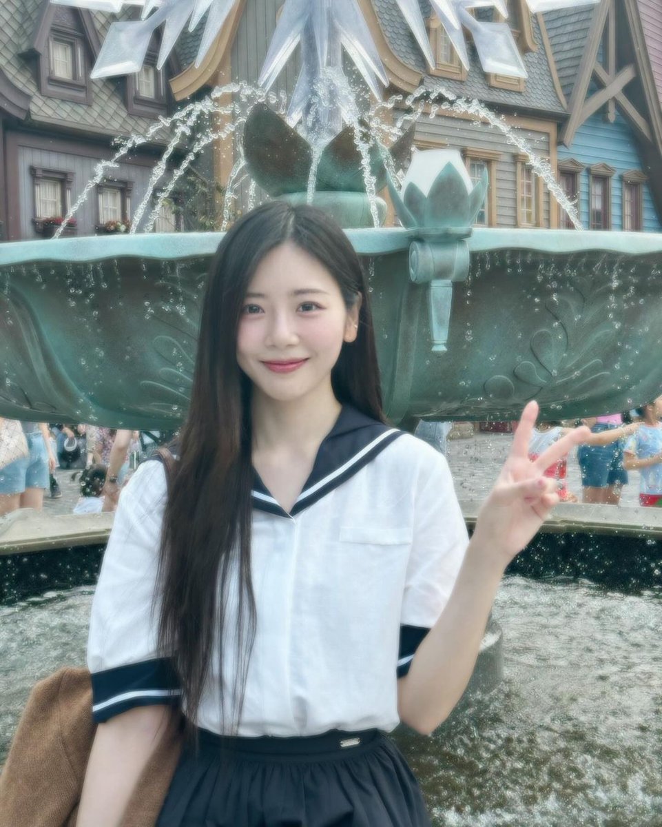 2Moori's tweet photo. 🐥: She's the most popular and the prettiest unnie among the girls we liked back then, but she was so dazzling that I couldn't get close to her. She became my first love, I had a crush on her and was about to end it, but she kept uploading pictures so I couldn't forget her. And this is her, the Kim Minji back then.

Wow, Bora👍🏻😂