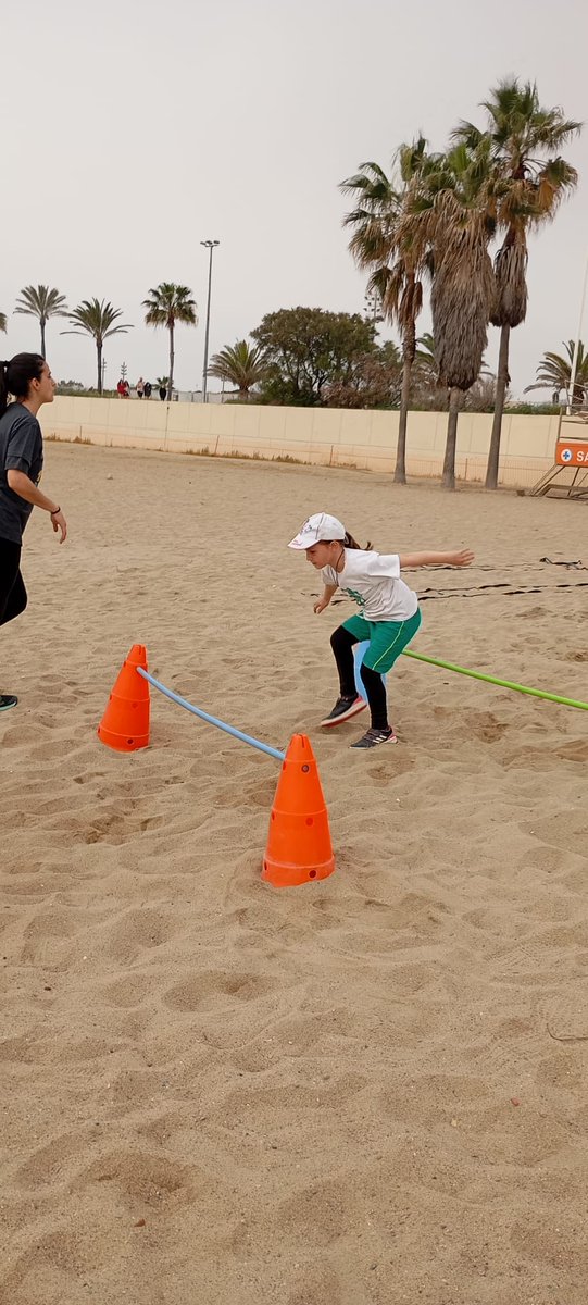 L'alumnat de primer comença la setmana amb les activitats  "Juguem tots i totes junts" a la platja amb Joc Viu.