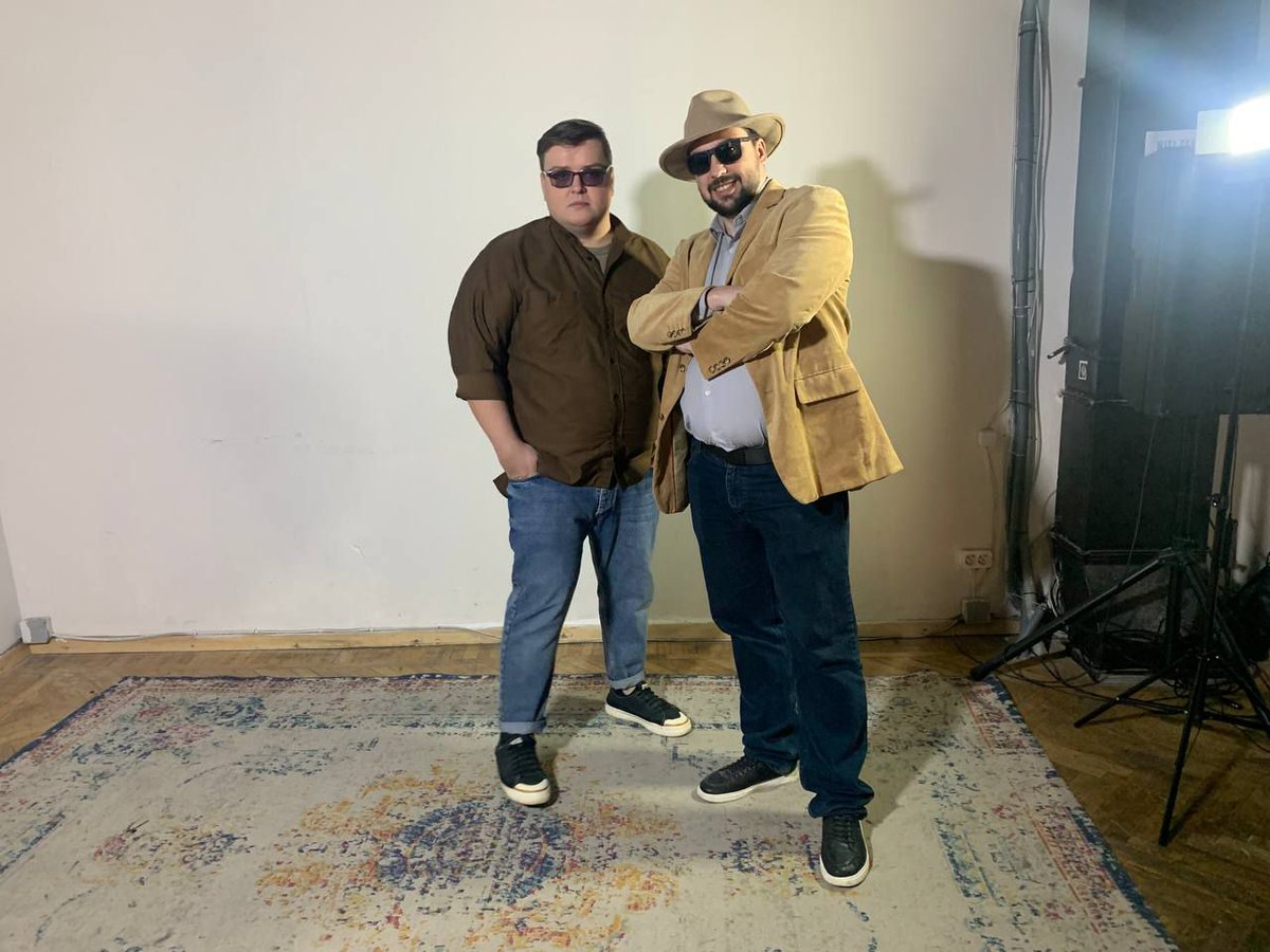 Многим, включая меня, кажется, что человек на фото очень похож на Леонида Волкова.
Я так вообще до самого окончания  съемок был уверен, что снимаюсь с бывшим боссом.
Ну а если серьезно, то у нас новый ролик. В формате «специального репортажа».

youtu.be/FPROew4fM2o?si…