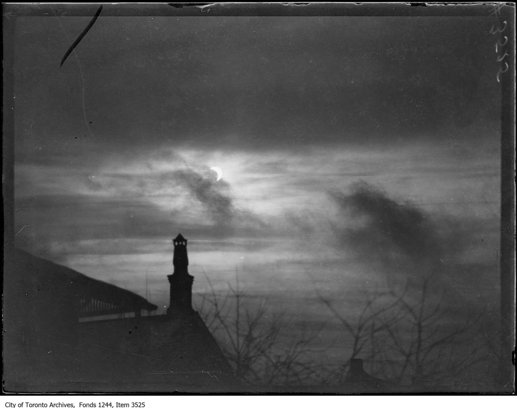 Toronto's last total solar eclipse was on January 24, 1925. Toronto photographer William James (probably W.J. Sr.) took this image from his home at 440 Manning Avenue. ow.ly/Ha3j50R7zjw #eclipse #TOHistory #TorontoArchives