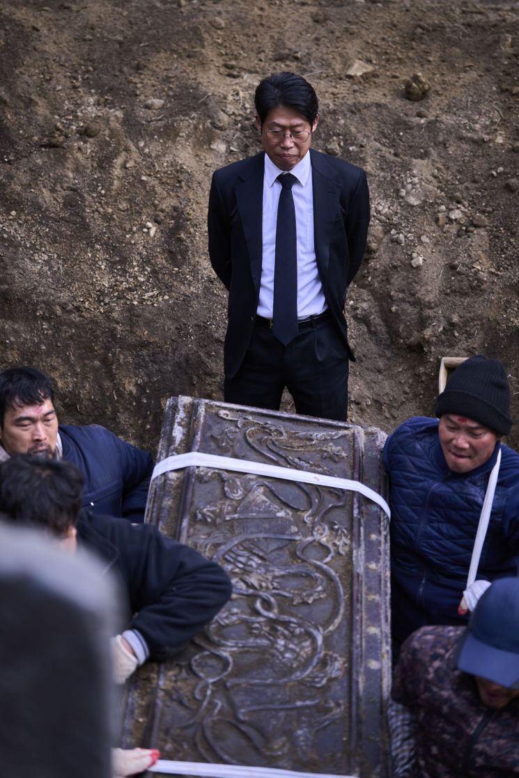 ขอใช้เวลาในการเรียบเรียงภาษาไทยก่อนครับ 

ไม่สิ, ผมเขียนสรุปแล้วให้เพื่อนช่วยจะรวดเร็วกว่า ไม่อย่างนั้นอาจจะต้องรอไปอีกสักหนึ่งเดือน (⁠´⁠ ⁠.⁠ ⁠.̫⁠ ⁠.⁠ ⁠`⁠)

มีเรื่องอะไรบ้างนะ? รอยสักไม่ใช่ส่วนหนึ่งของพระไตรปิฎกครับ เป็นบทพระสูตรของทางเต๋า ไม่เกี่ยวกับพุทธศาสนาครับ