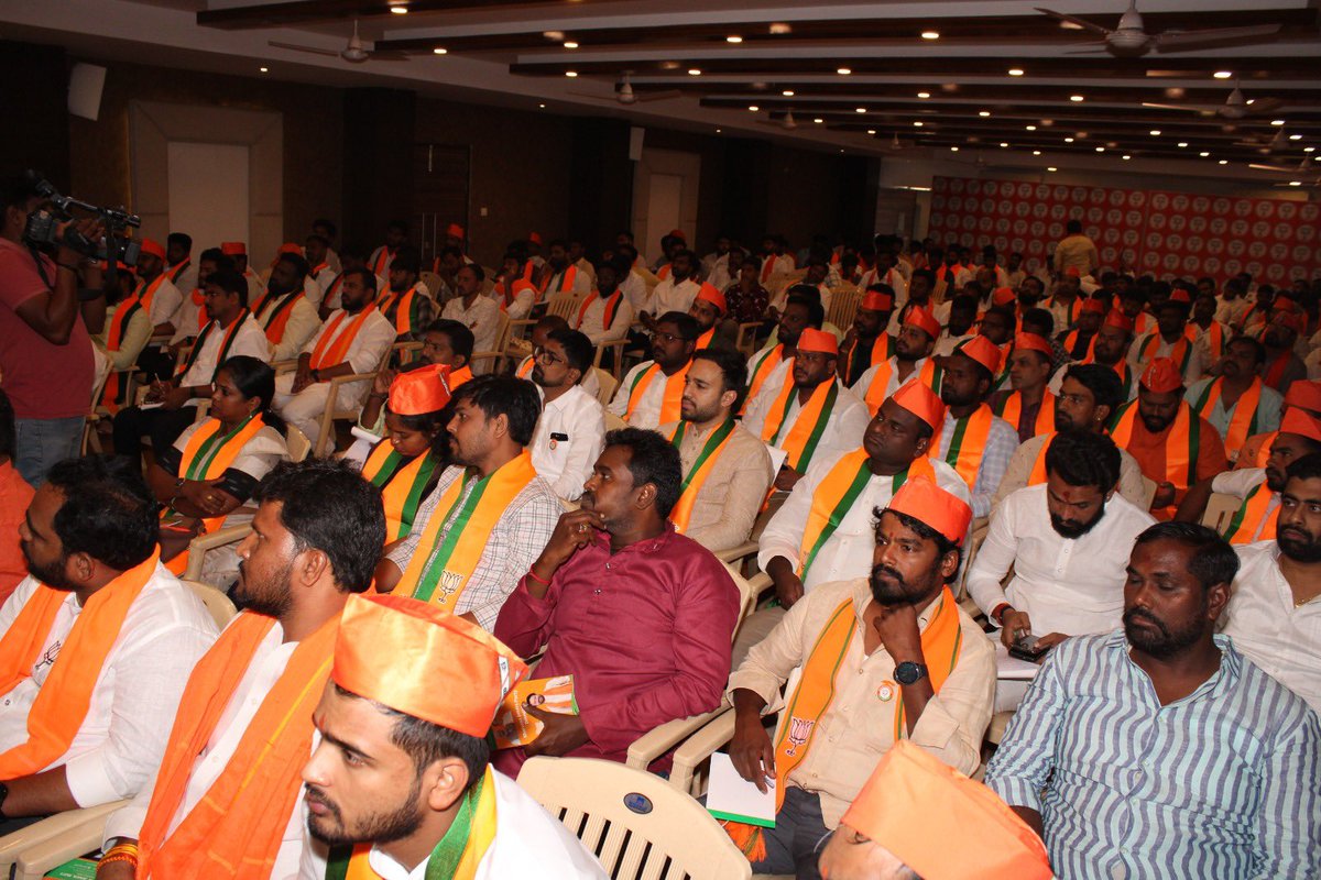 CorporatorSPR's tweet photo. బీజేపీ రాష్ట్ర కార్యాలయం లో BJYM అధ్యక్షులు మహేందర్ గారి అధ్యక్షతన రాష్ట్ర పదాధికారులు, జిల్లా అధ్యక్షులు,ప్రధాన కార్యదర్శులతో  సమావేశం జరిగింది. ముఖ్య అతిధులుగా రాష్ట్ర సంఘటన మంత్రి శ్రీ చంద్ర శేఖర్ గారు, బీజేపీ ప్రధాన కార్యదర్శి శ్రీ కాసం వెంకటేశ్వరులు గారు పాల్గొన్నారు.
#BJYM https://t.co/8pa3cCWoCj