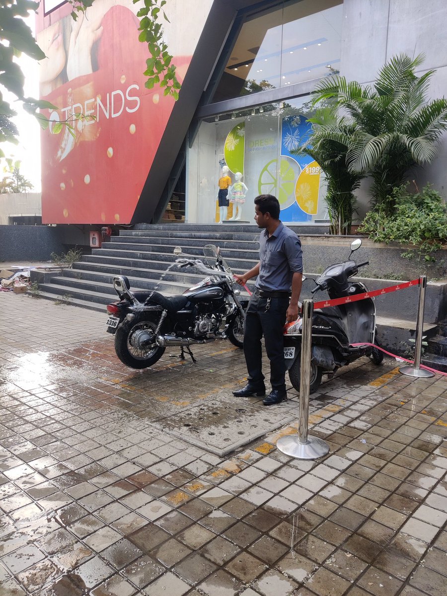 SamruddhiAD's tweet photo. @PMCPune सलग चार दिवस सिंहगड रस्त्यावर हे चित्र आहे कोण म्हणतय पाणी टंचाई आहे पुण्यात....ज्यांना पाणी हवय त्यांनी खुशाल इथून घ्यावे कारण इथे वाया घालवायला खूप दिसत आहे. गाड्या धुवायला ���हे परिसर साफ करायला आहे. #पुणे #sinhagad road #सुज्ञ पुणेकर बघत आहे.पण कारवाई कोणीच करत नाहीये. https://t.co/gdWzsA6Sl7