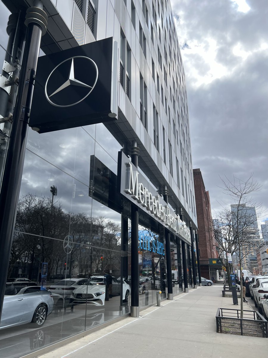 MercedesBenzNXT's tweet photo. Last Friday, during the NFT NYC conference, our collectors and their friends gathered at the Mercedes-Benz dealership in Manhattan for a get-together with finger food, drinks and of course: car talk. Some impressions below. 

Thanks to all who were there! See you again soon 💯 https://t.co/WXetFCAe64