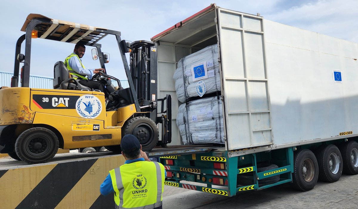 Aid delivery by land is the most effective and efficient way to reach Palestinians in desperate need in #Gaza. A convoy of 10 trucks set up by the 🇪🇺 is currently on its way from Dubai to Gaza transporting 134 tonnes of aid supplied by @Irish_Aid and our humanitarian partners.
