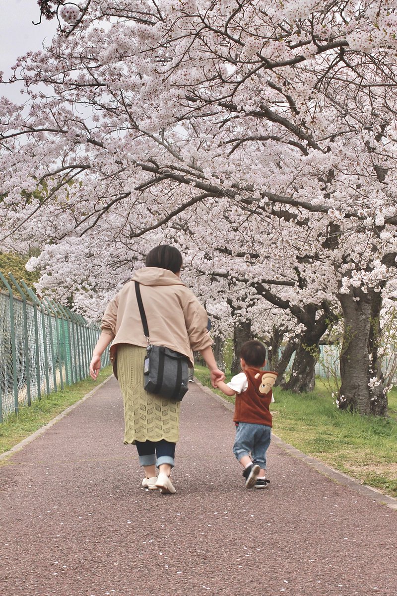 Eddy8133's tweet image. 臨月の時にもっと写真撮ってよ😭と大泣きして伝え、その後も「いま撮って！」と口酸っぱく言い、自分が先に撮って「こんな感じで撮ってみて」と具体例を見せ続けた結果……

やっと旦那がこんな写真を撮ってくれた👏🏽大泣きから2年かかったー！みんなー！諦めるなー！😂👍🏽