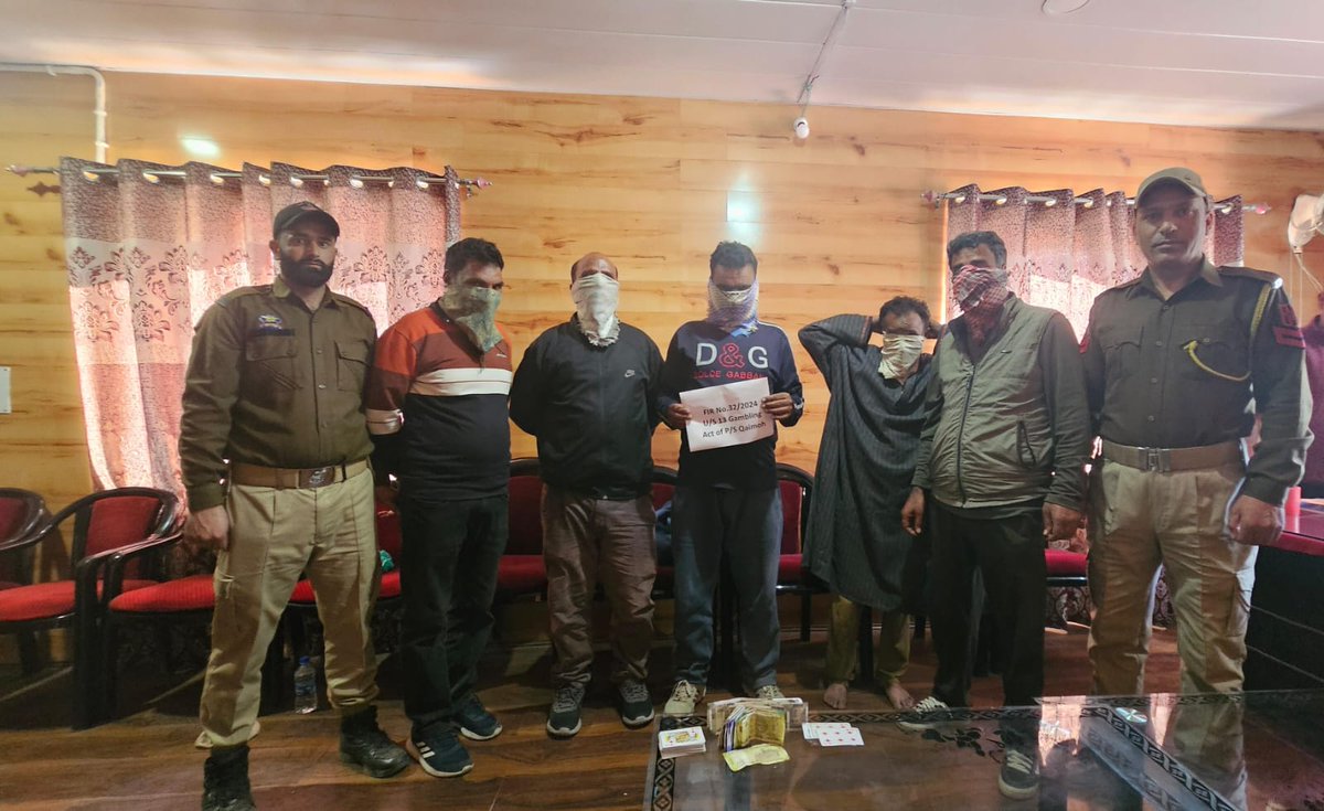 Kulgam Police arrests 05 #gamblers & recovered #stake money of ₹8850/- & playing cards from their possession. Accordingly, a case under relevant sections of law has been registered at PS #Qaimoh and investigation has been initiated. @JmuKmrPolice @KashmirPolice @DigSkr