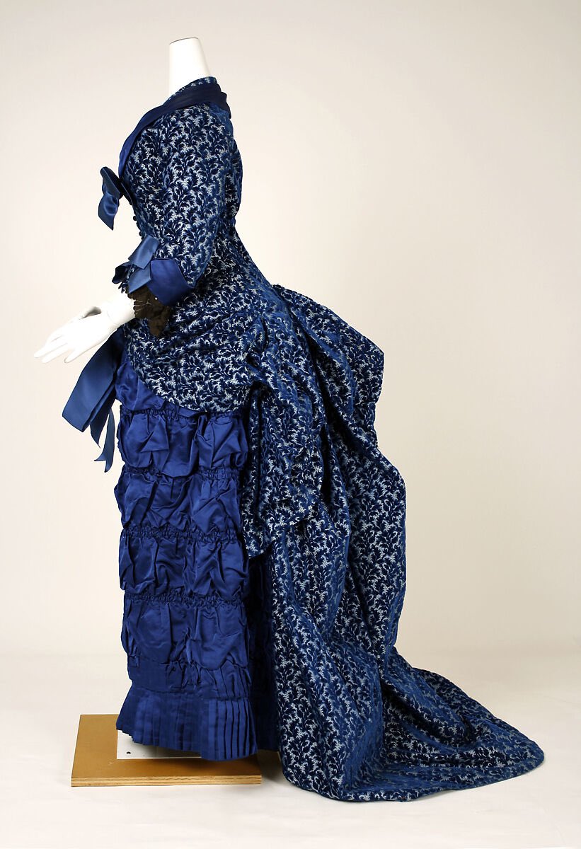 #BlueMonday is beautiful here in vivid figured velvet, a richly ruched & draped dinner dress tied up with a silk bow. It seems that I shall never be warm enough to dispense with my heated poncho in my office, but maybe I just need a layered bustle dress. Early #1880s @metmuseum