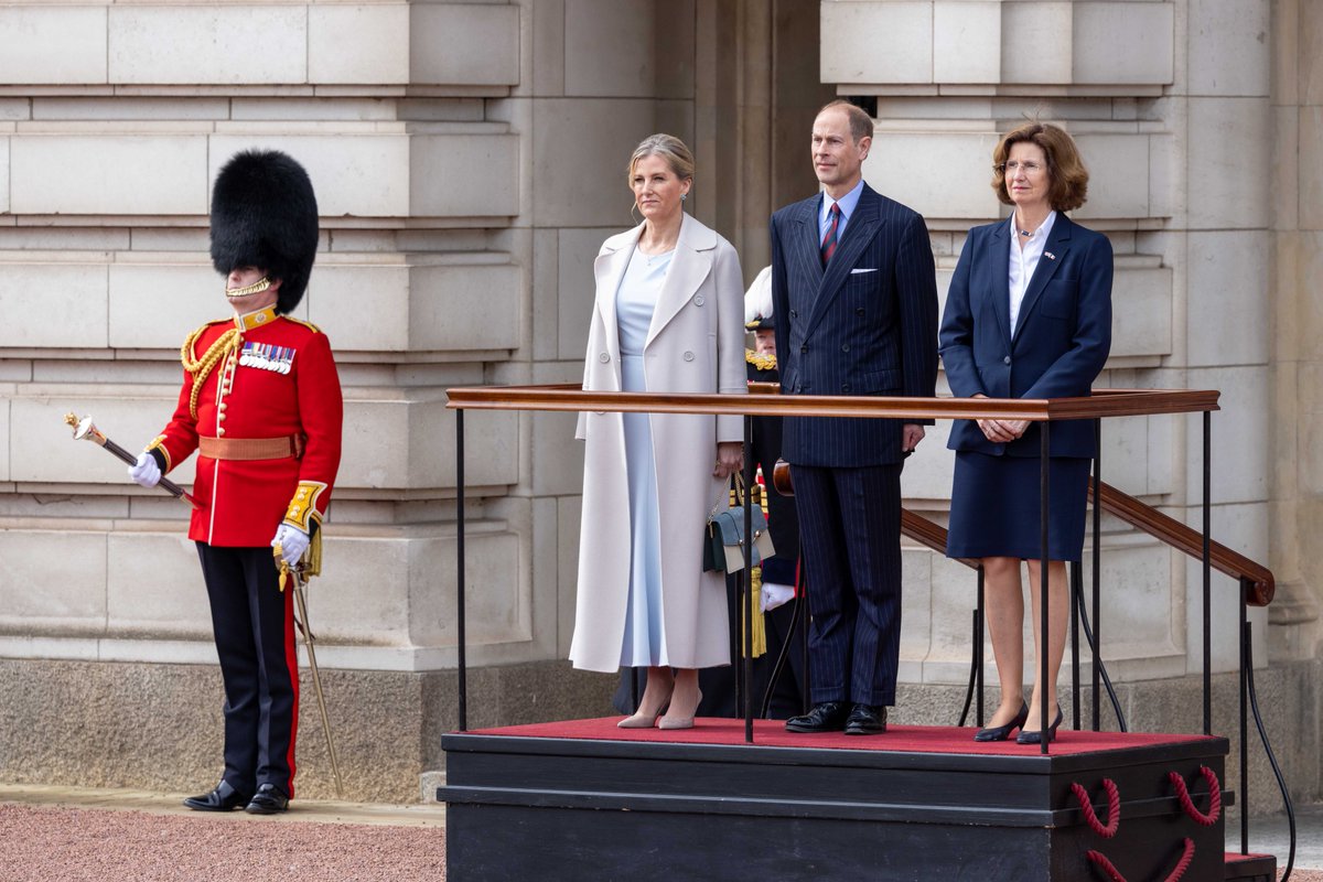 For the first time ever, French troops have participated in the Changing of the Guard ceremony at Buckingham Palace. 💂‍♂️💂‍♂️ The ceremony celebrated 120 years since the Entente Cordiale, and the strong alliance and partnership that has bound together the UK and France ever since.
