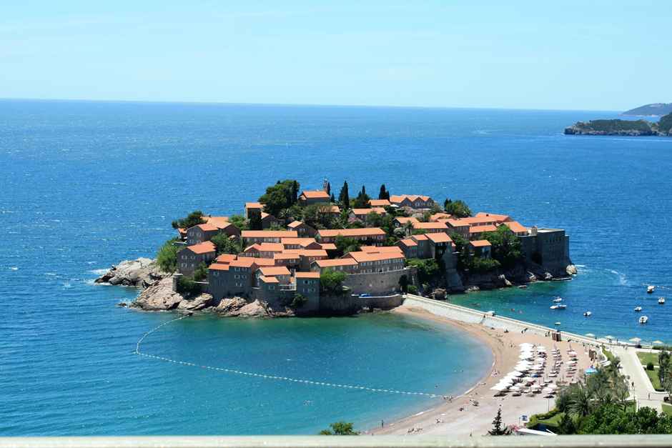 Ein Blick auf Sveti Stefan ist unbezahlbar – oder doch nicht? 😍 Finde heraus, wie du die Aussicht auf dieses Luxusressort genießen kannst, ohne ein Vermögen auszugeben! 
travelworldonline.de/sveti-stefan-m…

#SvetiStefan #Montenegro #ReiseTipps #MontenegroReisen #BalkanReise