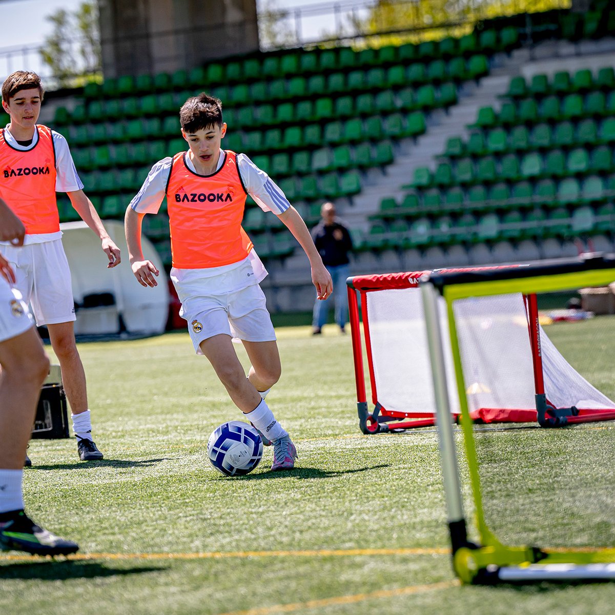 🥅 SET UP THE IDEAL TRAINING SESSION 🥅 @BazookaGoal mini goals are adaptable, coaches can utilise them to improve their team’s performance & individual skills. @BedsFA member Clubs can purchase BazookaGoals with a 20% discount! Visit the store 👇 rb.gy/davlwv