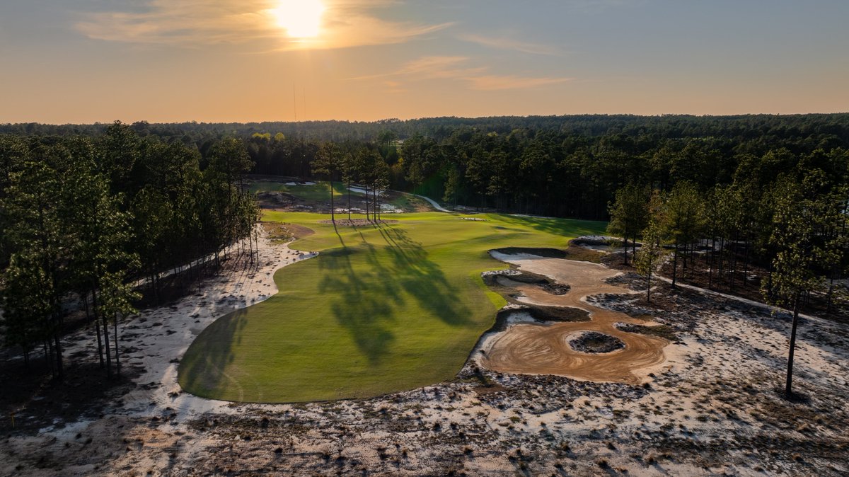 You may have read so far that Pinehurst No. 10 starts our fairly gentle. And that's true. It is also true that this is the 1st hole. 📸: @carolina_pines_