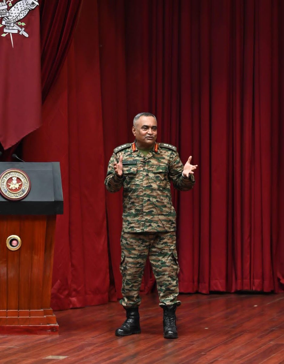 #COAS Gen Manoj Pande enlightens officers at #DSSC, Wellington, on the evolving security landscape & transformation reforms within the #IndianArmy. #IndianArmy #TransformationReforms More: pib.gov.in/PressReleasePa… @rajnathsingh @giridhararamane @HQ_IDS_India @adgpi @PIB_India