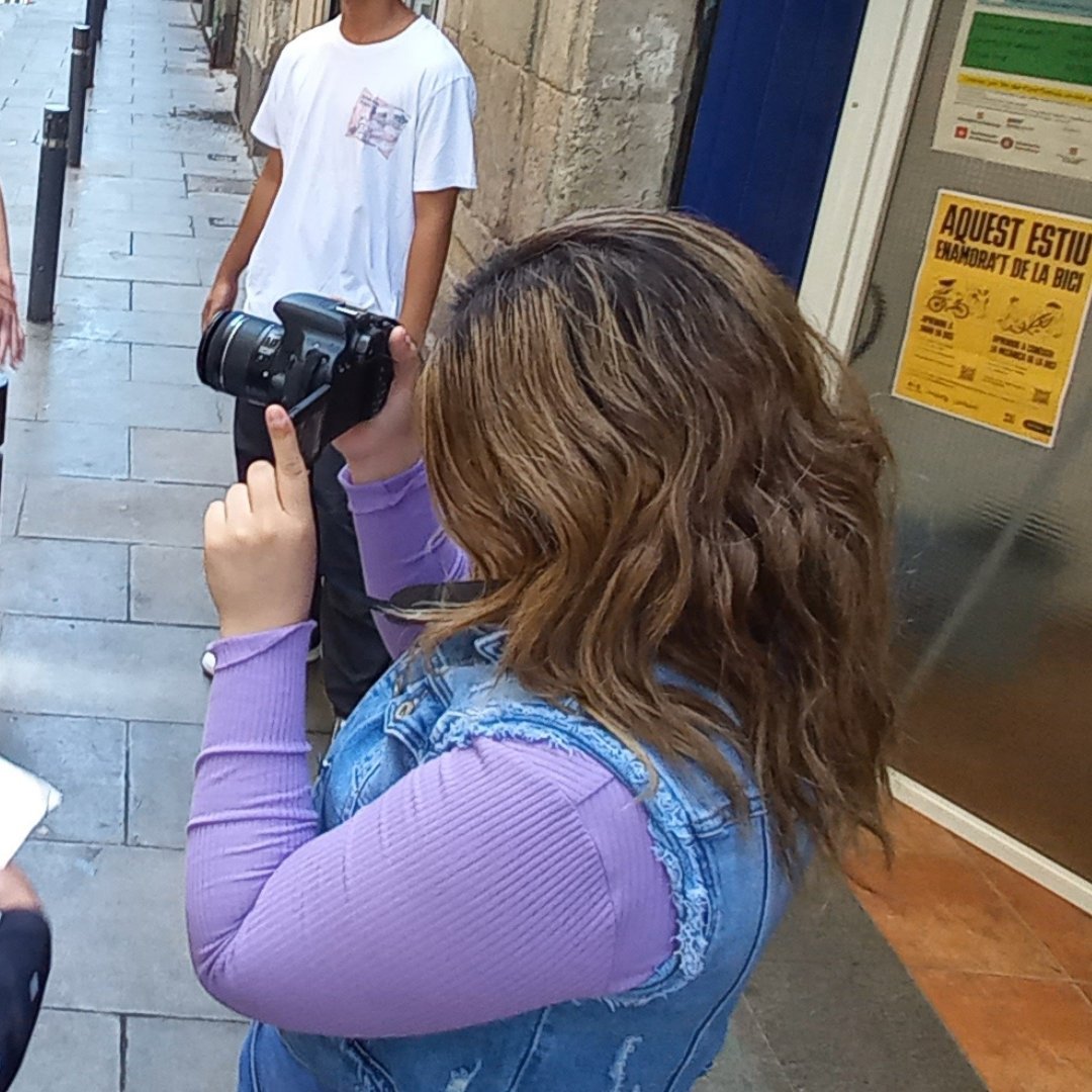 🤯 Necessites fer un vídeo i no saps per on començar?

Vine al taller per aprendre de forma pràctica: 

📑 Idea i guió  
📷 Càmera professional
🎞️ Rodatge
💻 Edició amb programari lliure

📆 Inici el 15/04.

👉🏾Inscripcions gratuïtes: traginera.serveis.comunalitats.cat/program/taller…