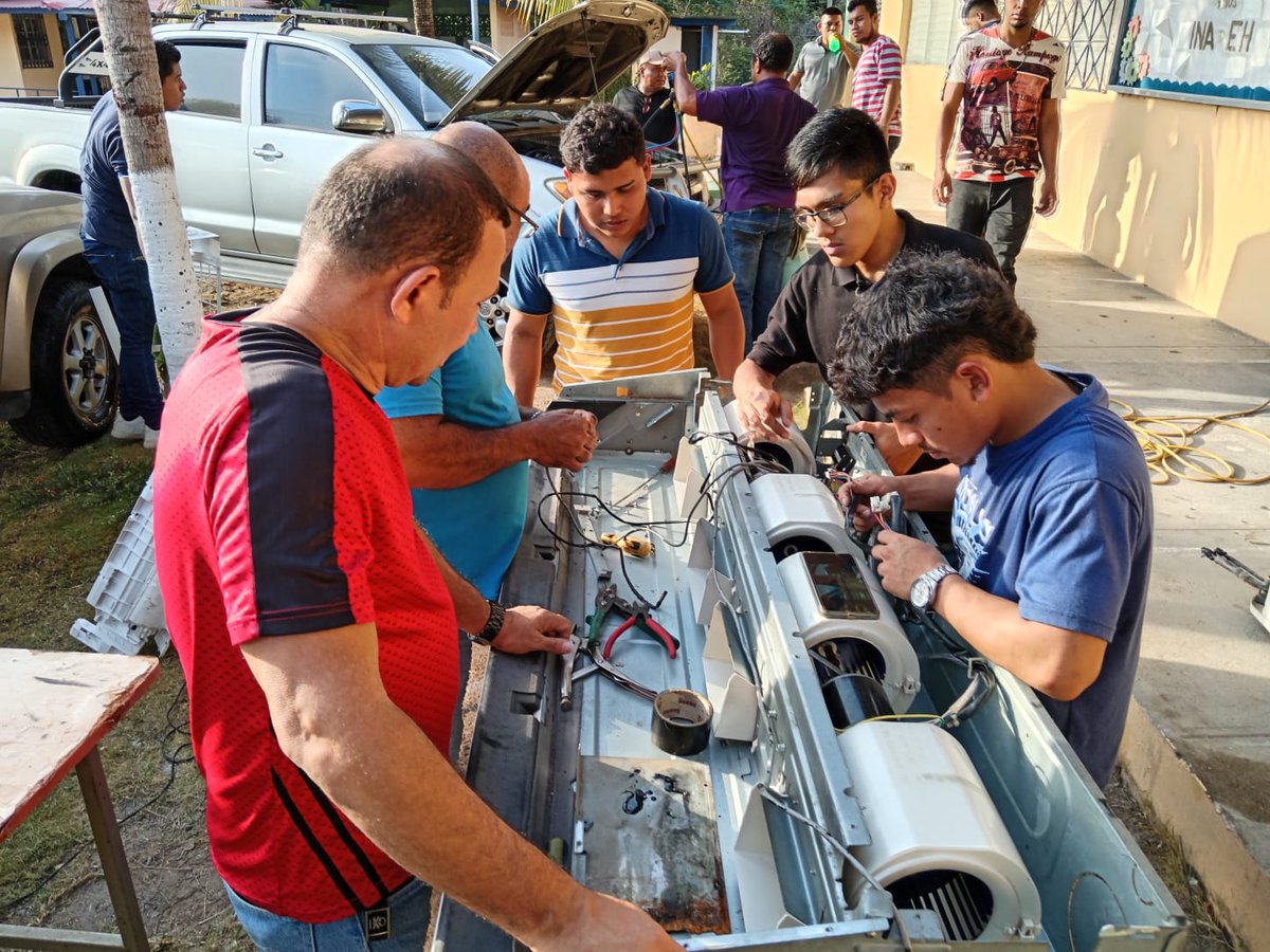 📍 Penonomé | El instructor Orlando Francisco dicta a 22 aprendices (20 hombres y dos mujeres) el programa 'Mecánica de Refrigeración Doméstica' en el Centro de Formación de Penonomé.