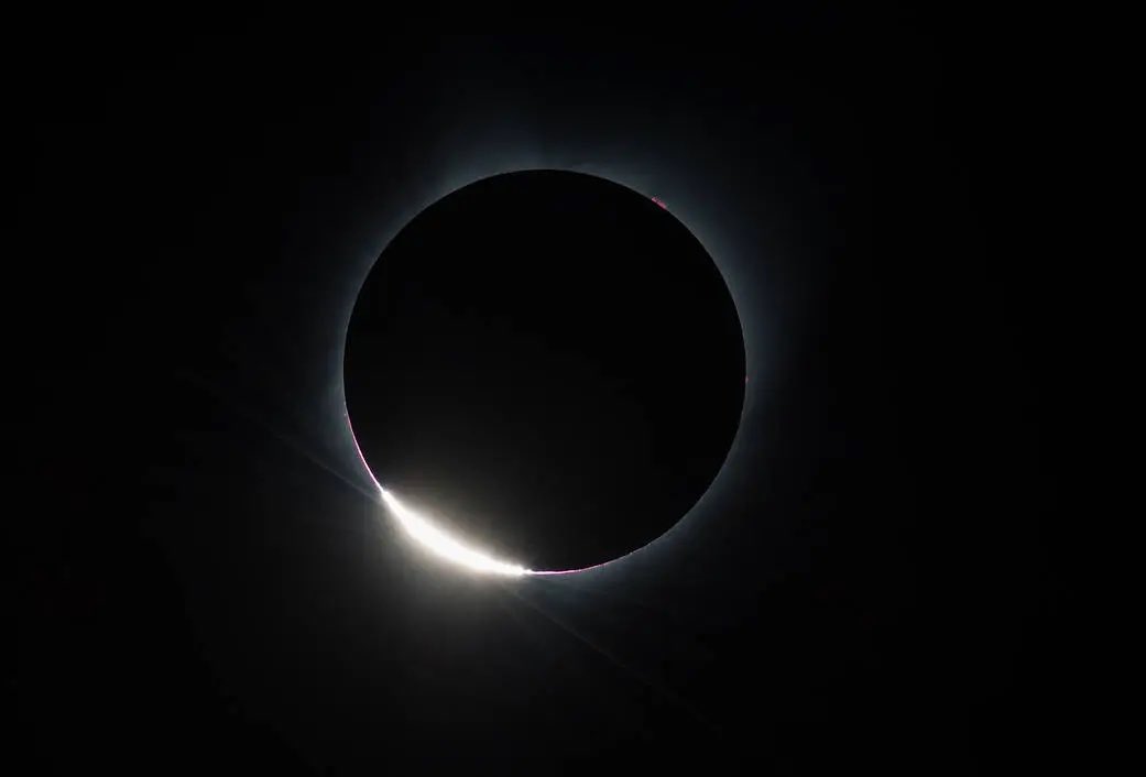 💎 Diamonds are a natural satellite's best friend. Just moments before totality on April 8, sunlight will peek through the Moon's jagged, cratered edge, causing phenomena called Baily's Beads and the diamond ring effect. go.nasa.gov/3U74gjJ