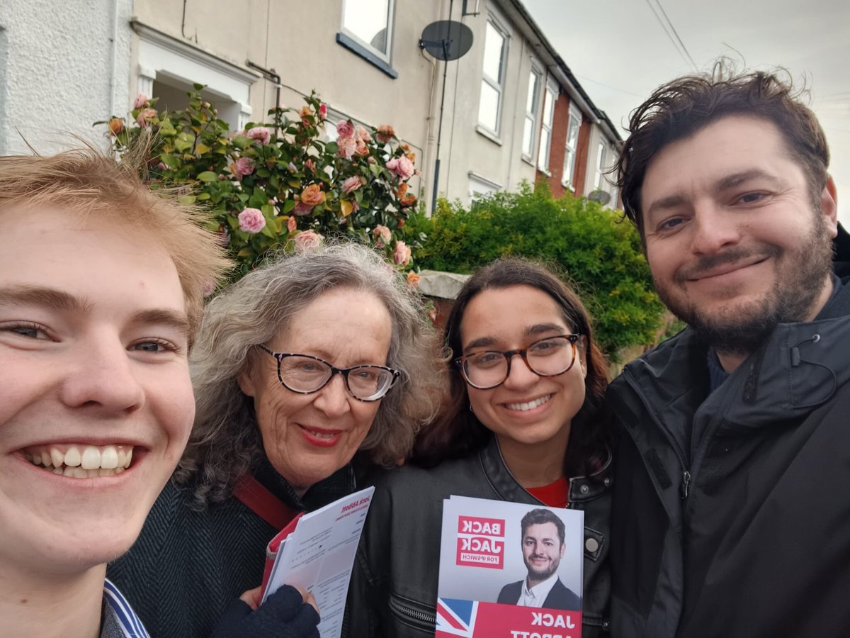 MillieSimon_'s tweet photo. It was a pleasure to join @jackabbott90 on the doorstep in Ipswich 🌹

Ipswich is a wonderful town with lots of diversity, talent and an up and coming football team ⚽️🚜

Ipswich will succeed with Jack as its Labour MP. https://t.co/djgTatOmxT