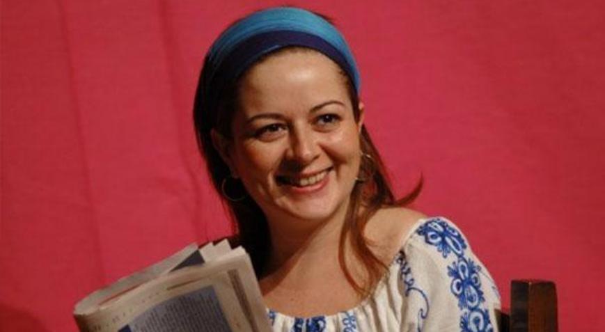 "Çok şey öğrendim geçen üç yıl boyunca 
Alt katında uyumayı bir ranzanın
Üst katında çocukluğum... 
Kâğıttan gemiler yaptım kalbimden Ki hiçbiri karşıya ulaşmazdı. 
Aşk diyorsunuz, 
limanı olanın aşkı olmaz ki bayım!"
İyi ki doğdun, iyi ki yazdin #DidemMadak