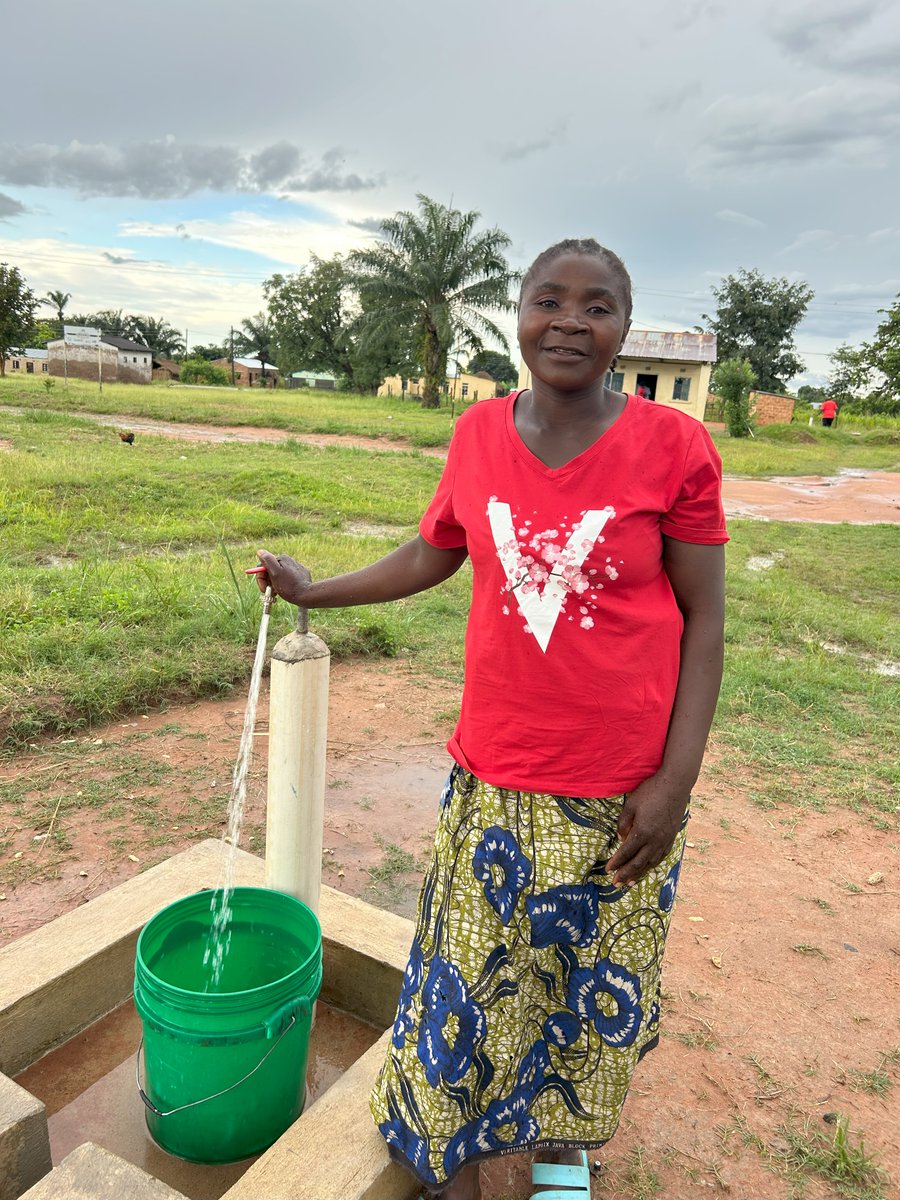 unicefzambia's tweet photo. Leya adds, “I can leave my home, fetching water in minutes, and returning with joy.” 🚰@UNICEFZambia thanks @care_zambia @BMZ_Bund & @KfW_FZ_int for enabling this facility for families and #children in Salanga village. #AccessToCleanWater
🔗Full Story: https://t.co/8ezlWC70Vo https://t.co/IN2HUW23gM