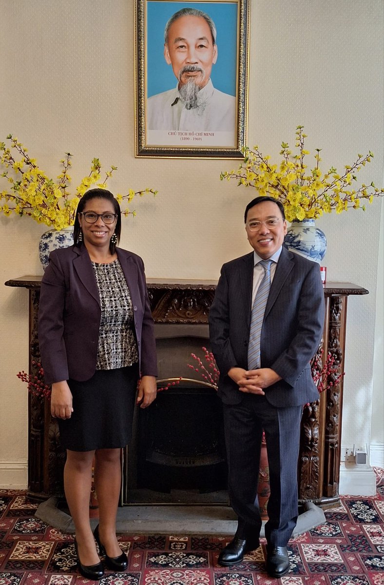 Cuban Ambassador @IsmaraWalter paid a courtesy call on Vietnam's ambassador to the UK, HE Mr Nguyen Hoang Long. They highlighted the traditional solidarity and special friendship between #Cuba and Vietnam. 🇨🇺🤝🇻🇳 @Ambassador_Long