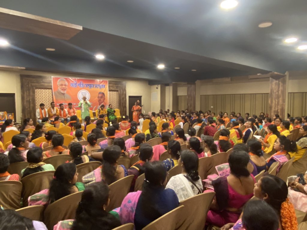 Mahila Morcha Sammelan of Durgapur Purba & Paschim Assembly at Manglik Lodge
Women mean mothers to us; they are highly respected. In this rise of the BJP in Bengal,our women karyakartas have also contributed a lot.They r determined to overthrow the monstrous TMC from PaschimBanga