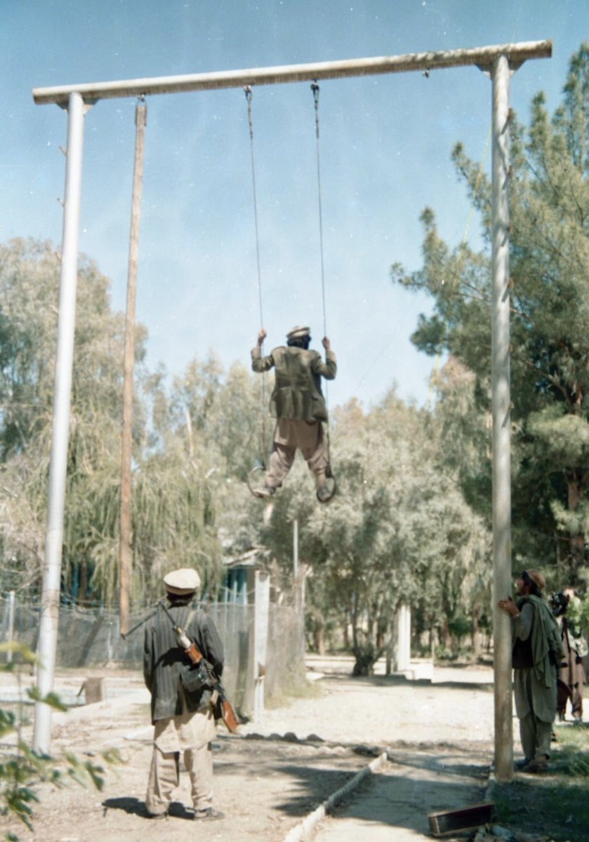 جالب این است کی مجاهدین ریکن سر مجاهدین فعلی پسخند میزنند. طالب و مجاهد در ماهیت یکی است تصویر سخن میزند.