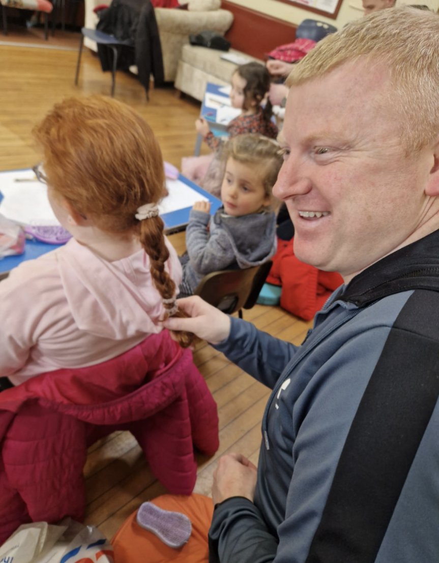 DadsRockOrg's tweet photo. Glasgow - our Dads hairstyle workshop is this coming Saturday. It's free and open to all Dads and children. Come get some hands on experience of ponytails, plaits and more. Sign up:

https://t.co/D1Cc9CjXVm https://t.co/abNxPiMQt6