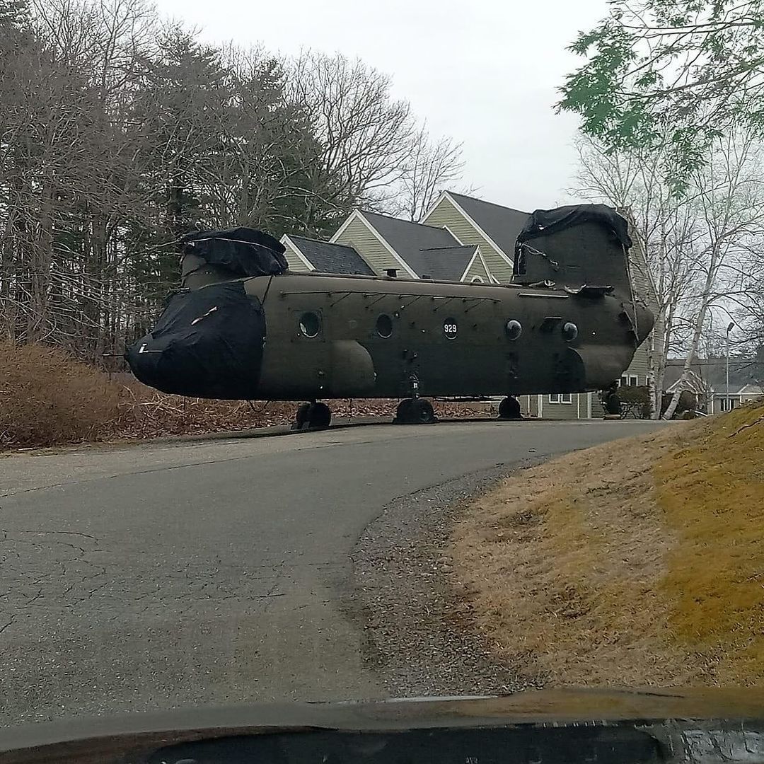 Oh. just your typical day when a Chinook lands in your neighborhood. 📸: Bill DeWeldah #chinook #ch47 #helicopter #pilot #helicopterpilot #rotorcraft #rotorpro