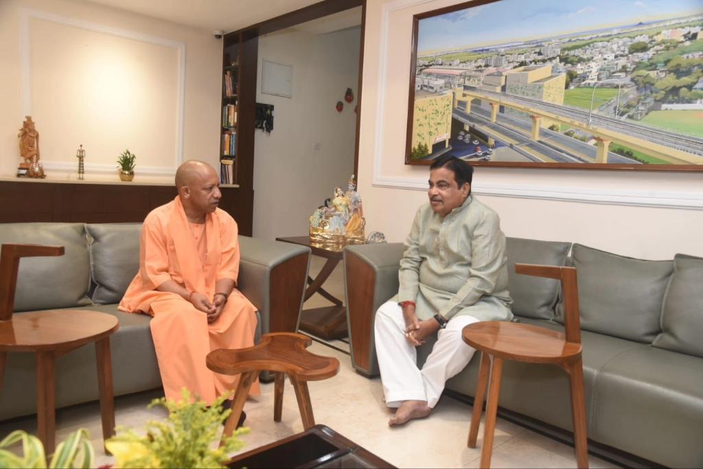 उत्तर प्रदेश के मुख्यमंत्री श्री @myogiadityanath जी ने आज नागपुर में श्री @nitin_gadkari जी के आवास पर भेंट की।