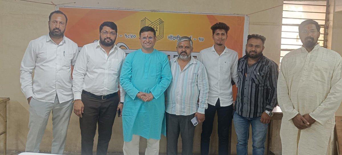 Shri <a href="/1ChetanRajhans/">Chetan Rajhans</a> held an open discussion with advocates at #Nashik on the occasion of Sanatan Sanstha's 25th anniversary, focusing on topics like nation, religion, and a blissful life. They explored how spirituality intersects with societal values and contributes to personal